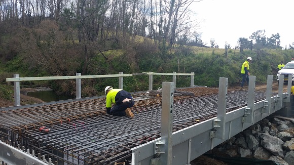 Image Men tie reinforcing steel in the aluminium bridge