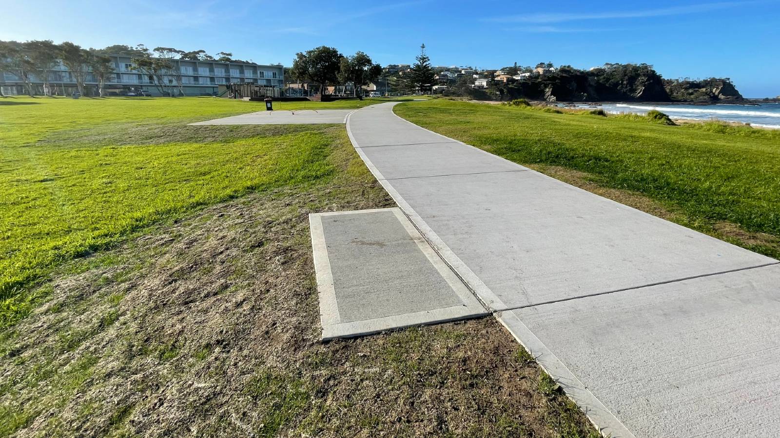 Image Photo of a concrete pathway