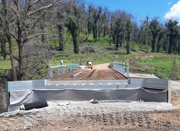 Image Railing is on place alongside the steel mesh that will provide strength for the concrete deck