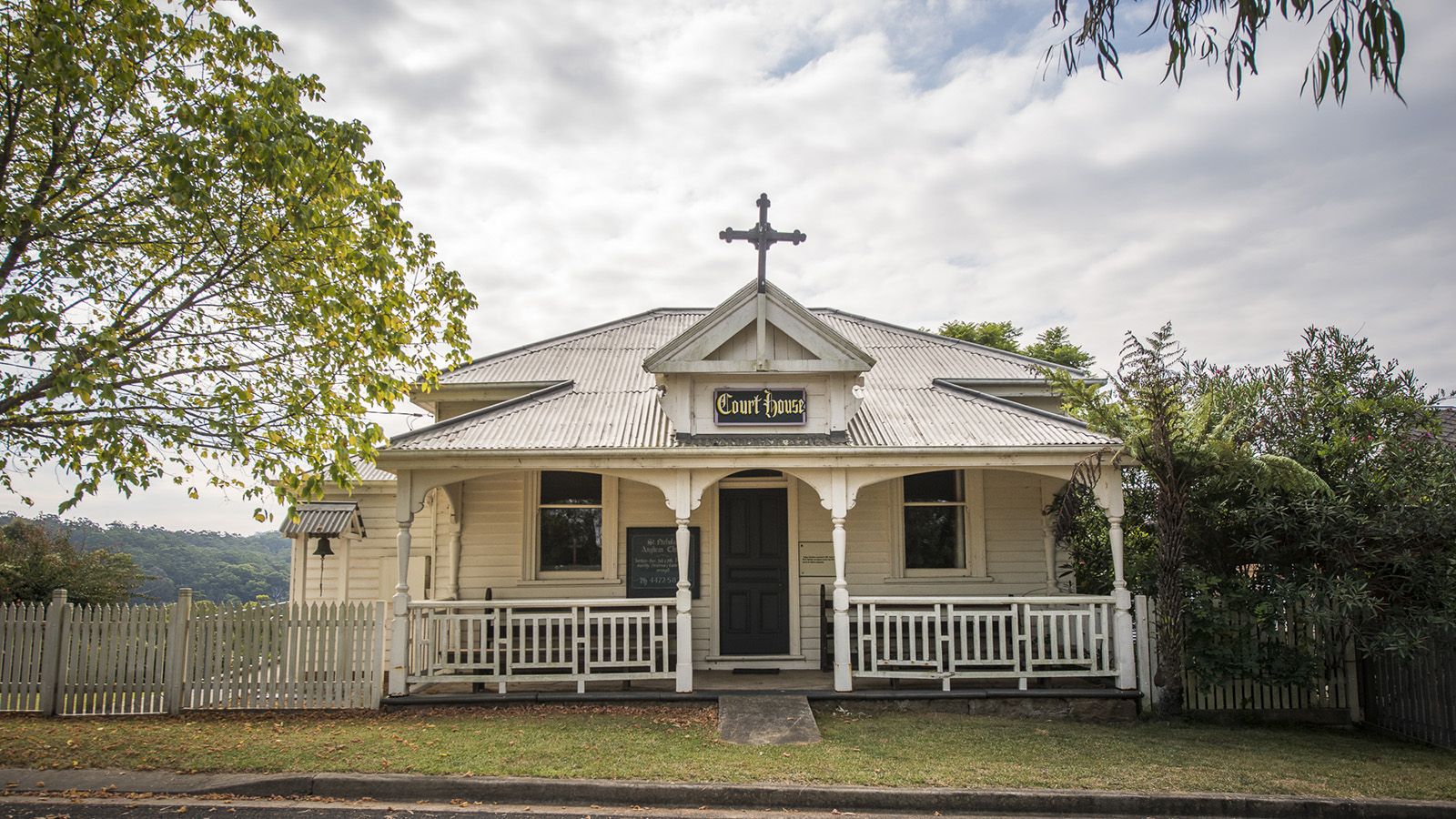 The street front facade of a heritage listed court house building banner image